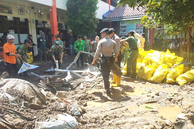 Personel Polri-TNI Bersihkan Kawasan Terdampak Banjir Bandang