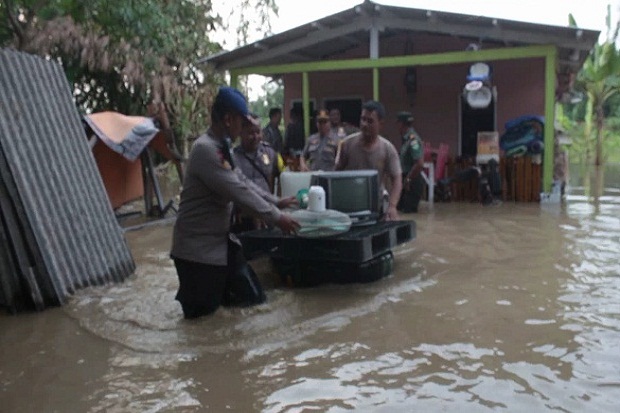 Tinggi Air Banjir Capai 1,5 Meter, Petugas Evakuasi Warga