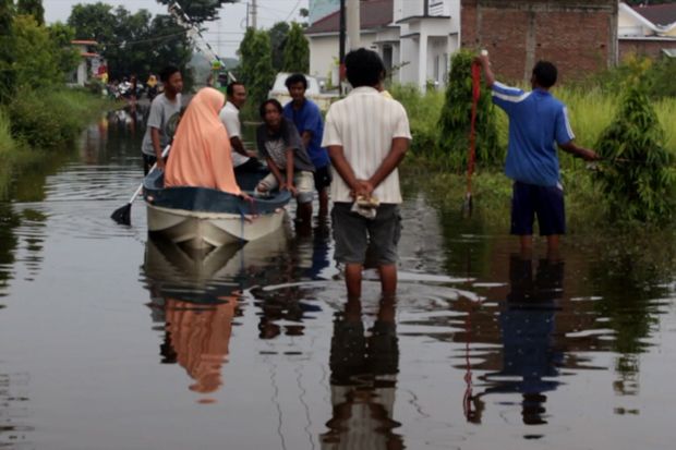 Setiap Pagi, Warga Korban Banjir Indramayu Cek Barang di Rumah