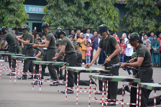 Atraksi Bongkar Pasang Senjata Meriahkan Pelantikan Lulusan Dikmata TNI AD