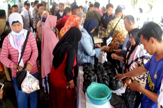 Pasar Murah BI Cirebon Jelang Puasa Diserbu Warga