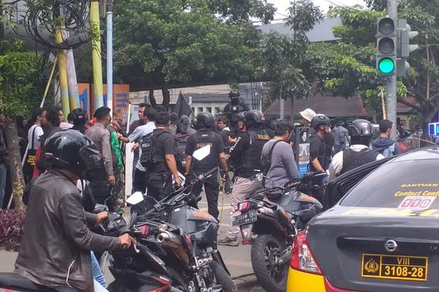 Massa Berkostum Hitam-Hitam Bentrok dengan Polisi di Bandung