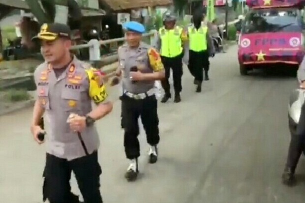 Kapolres Cimahi Berlari Kawal Buruh ke Perbatasan Bandung