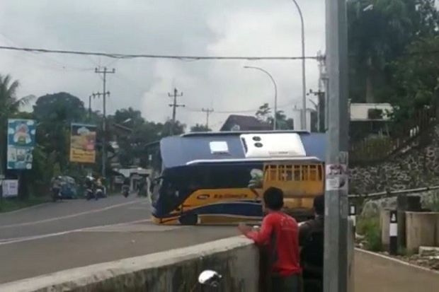 Bus Mundur lalu Terbalik di Puncak, 25 Penumpang Dilarikan ke RS