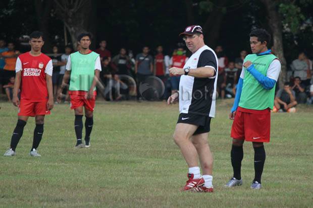 Robert Rene Alberts Tangani Persib Bandung