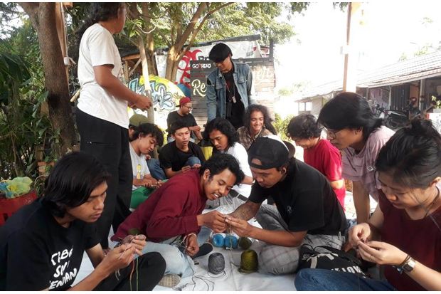 Ngabuburit sambil Belajar Merajut di Tepi Saluran Irigasi