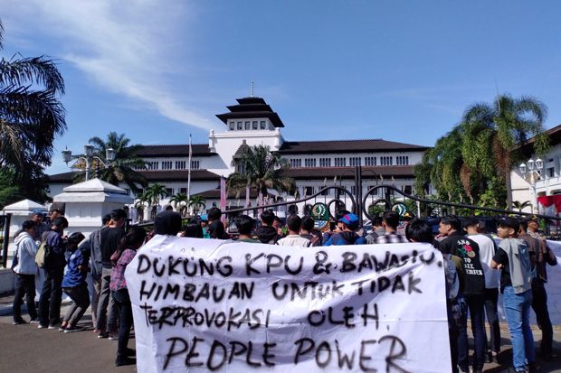 Puluhan Mahasiswa Desak Ridwan Kamil Bersikap Tolak People Power