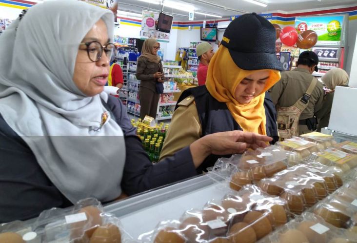 Petugas Gabungan Pemkab Purwakarta Sidak Minimarket