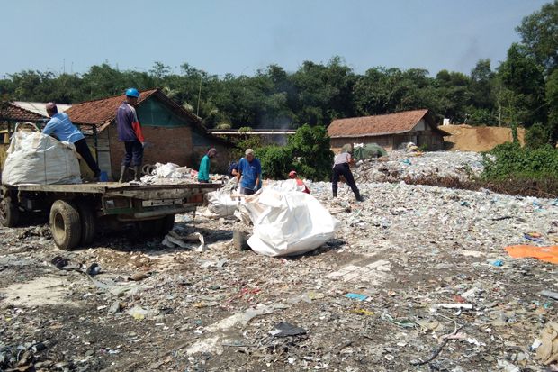 PT Pindo Deli Bersihkan Sampah Impor yang Dibuang Sembarangan