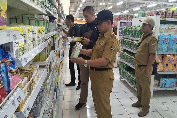 Satgas Pangan KBB Temukan Makanan Kedaluwarsa di Supermarket