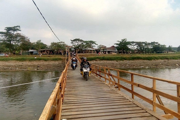Jembatan Apung Penghubung Bojong Malaka-Cangkuang Wetan Diresmikan