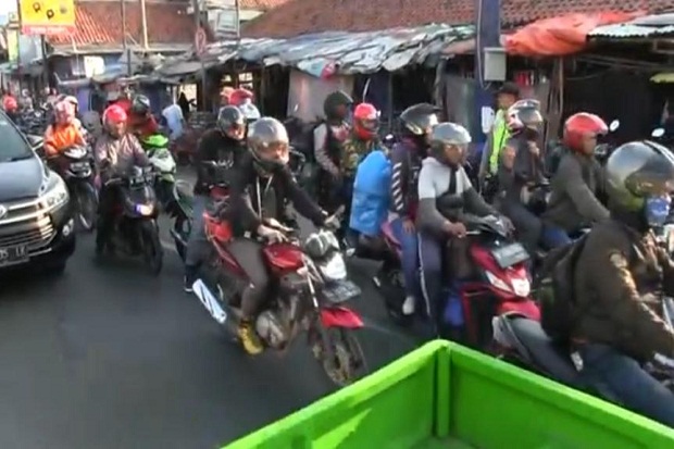 Pemudik Bermotor Tersendat di Pasar Tumpah Cirebon