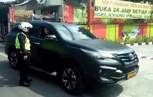 Viral Video Mobil Dinas Polisi Dikemudikan Pelajar Ugal-ugalan di Puncak