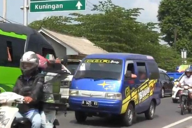 Jalur Wisata di Cirebon Macet, Kendaraan Merayap 3 Kilometer