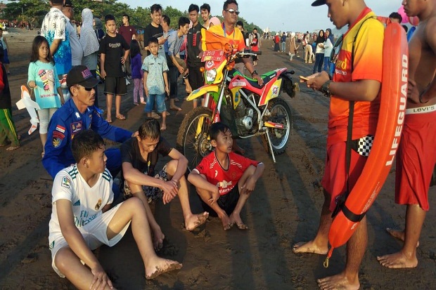 Dua Remaja Terseret Ombak Pantai Barat Pangandaran