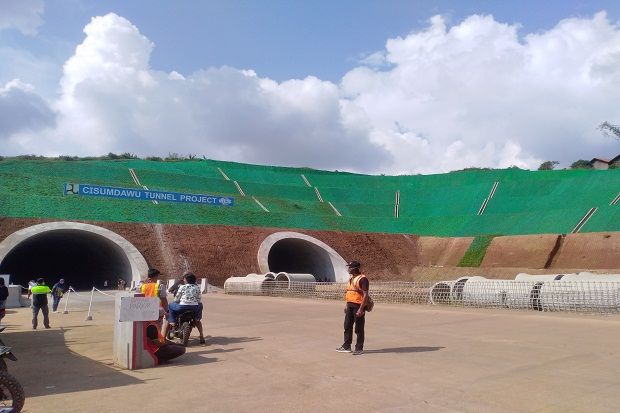 Meski Dilarang, Pemudik Nekat Berswafoto di Terowongan Tol Cisumdawu