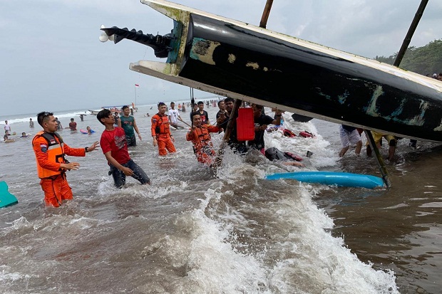 Perahu Mina Ciamis 275 Terbalik di Pantai Barat Pangandaran