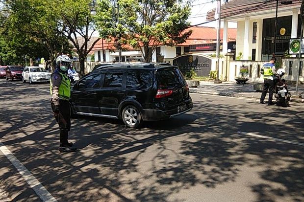 Parkir Sembarangan di Jalan RE Martadinata, Mobil Ini Dicabut Pentilnya