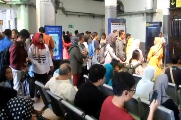 Ribuan Penumpang Kereta Masih Memadati Stasiun Kejaksan Cirebon