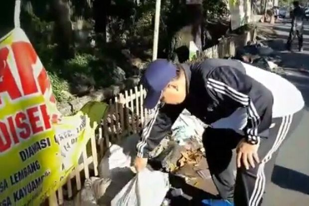 Bupati Bandung Barat Punguti Sampah di Jalan, DLH dan UPT Kebersihan Disorot