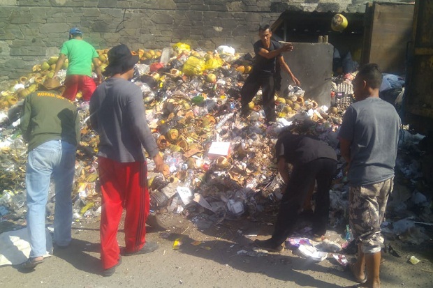 Dikeluhkan Wisatawan, UPT Kebersihan Angkut Sampah di Situ Ciburuy