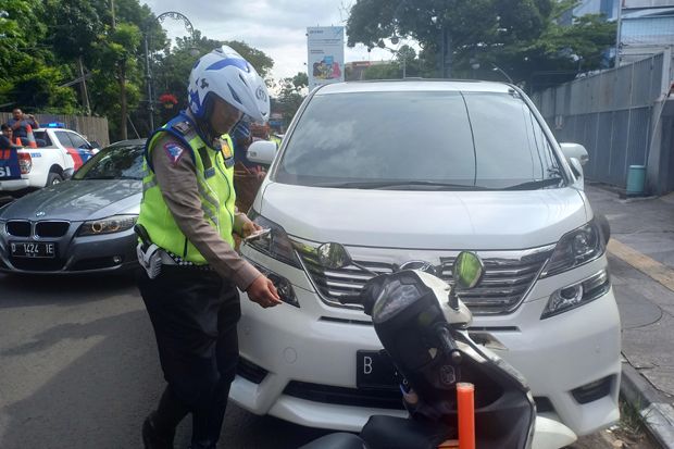 Parkir Sembarangan di Bandung, Pengemudi Alphard Dihadiahi Surat Tilang