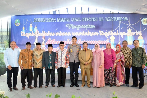 Kapolda Jabar Reuni dengan Guru dan Teman Sekolah di SMAN 13 Bandung
