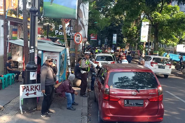 Petugas Gembosi Ban Mobil Pajero yang Parkir Sembarangan di Bandung