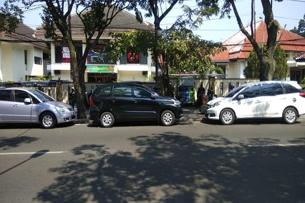 Warga Bandung Membandel, Masih Parkirkan Mobil di Jalan Riau