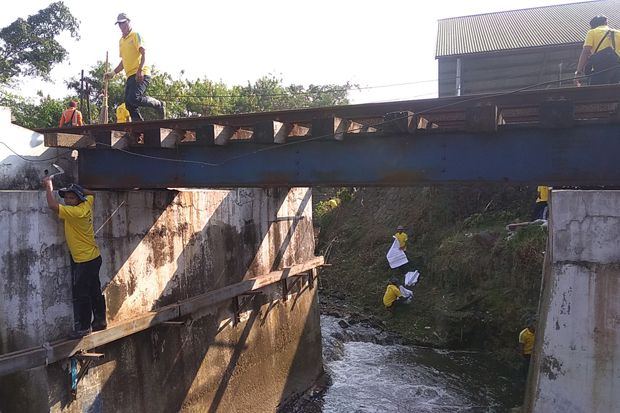 PT KAI Daop 2 Kerahkan Karyawan Bersihkan Sungai Cibeureum