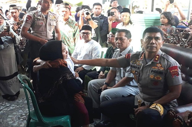 Kapolda Melayat ke Rumah Duka Korban Minibus Tertabrak KA di Indramayu