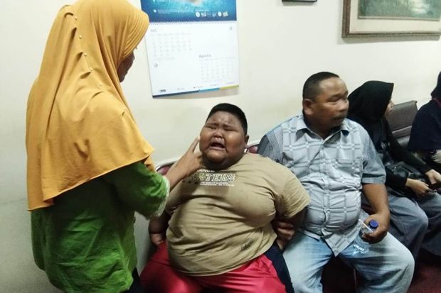 Dirujuk ke RSHS Bandung, Satia Bocah Obesitas Tunggu Kartu Karawang Sehat