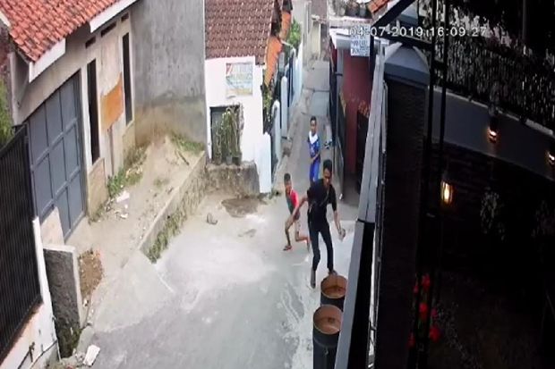 Aksi Ginanjar Rampas Ponsel Bocah Terekam Kamera CCTV
