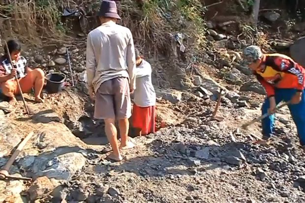 Krisis Air Bersih, Warga Bikin Sumur di Area Sungai