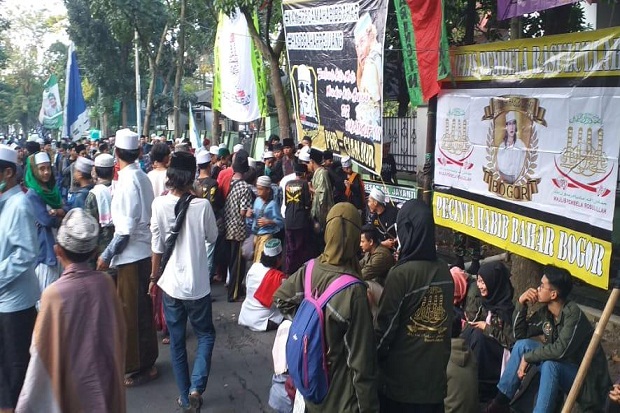 Jelang Vonis, Ratusan Pendukung Habib Bahar Gelar Aksi di Lokasi Sidang