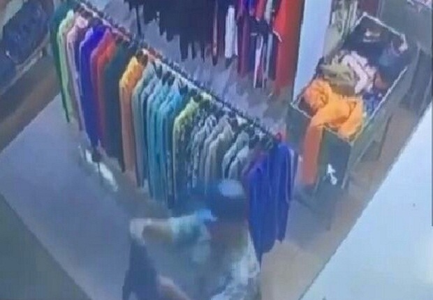 Menoleh ke CCTV, Wajah Pencuri Jaket di Lembang Terekam Jelas