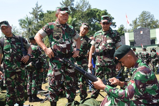 Asops Panglima TNI Cek Kesiapan Satgas Pamtas Yonif Raider 300/Bjw