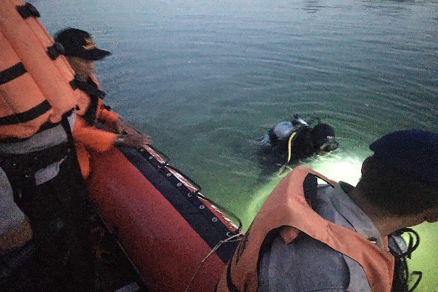 Cari Korban Pesawat Jatuh di Sungai Cimanuk, Tim SAR Lakukan Penyelaman