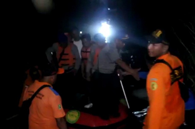 Arus Air Sungai Cimanuk Deras, Petugas Kesulitan Evakuasi Pesawat