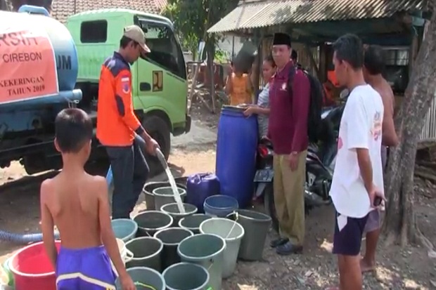 Warga Terdampak Kemarau di Cirebon Serbu Pembagian Air Bersih