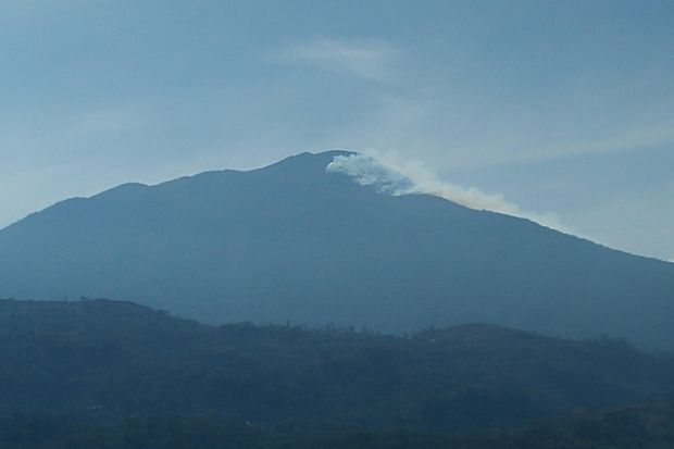 Kebakaran di Gunung Ciremai Meluas, Puluhan Pendaki Dievakuasi