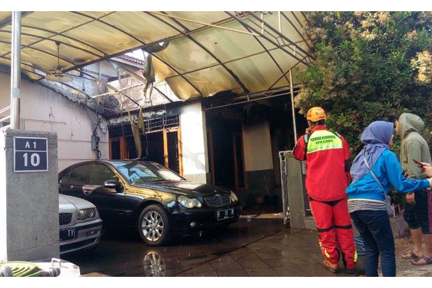 Kebakaran Rumah di Cimahi, BMW dan Mercedes-Benz Nyaris Dilalap Api