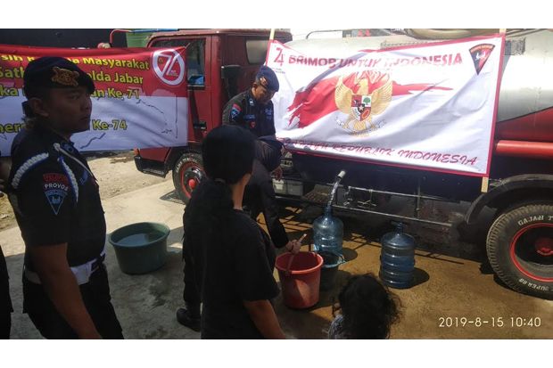 Brimob Polda Jabar Salurkan Air Bersih, Warga Jelegong Gembira