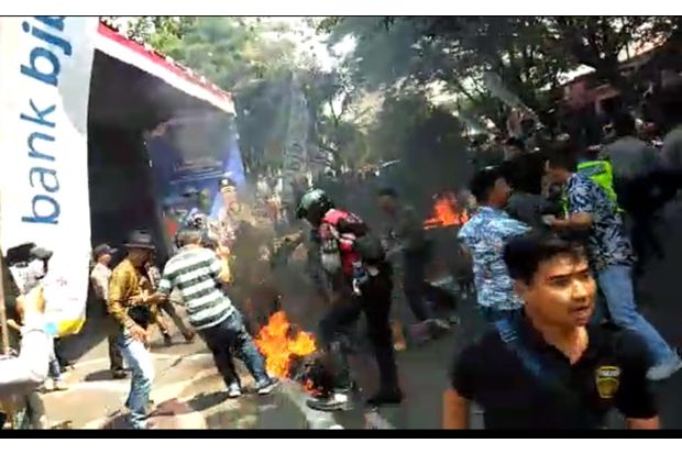 Polisi Terbakar saat Amankan Unjuk Rasa Mahasiswa di Cianjur