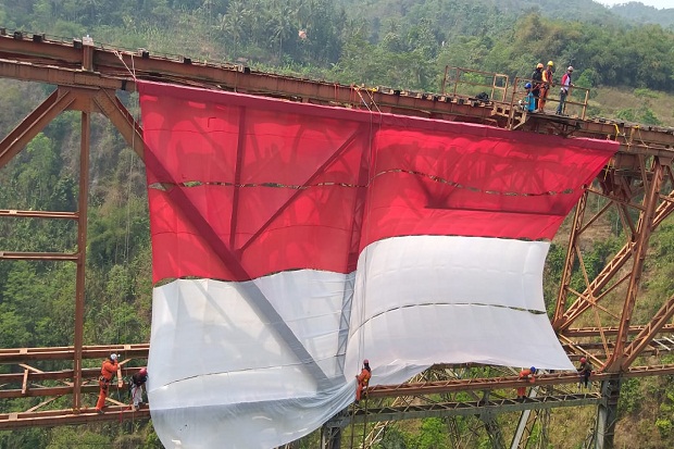 Bendera Merah Putih Raksasa Membentang di Jembatan Cisomang