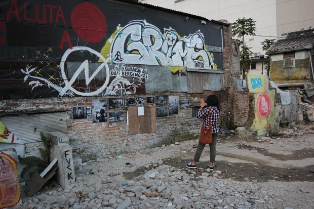 Reruntuhan Bangunan Jadi Saksi Bisu Pameran Foto Ironi Kemerdekaan