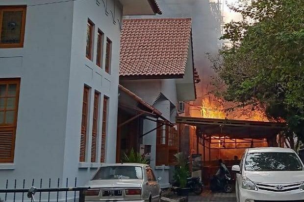 Kobaran Api Nyaris Meludeskan Dua Bangunan di Jalan Lengkong