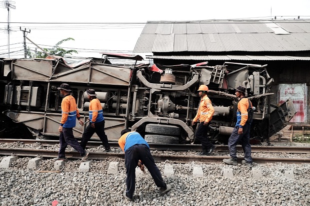Mogok di Tengah Rel, Bus Karyawan Ditabrak Kereta di Karawang