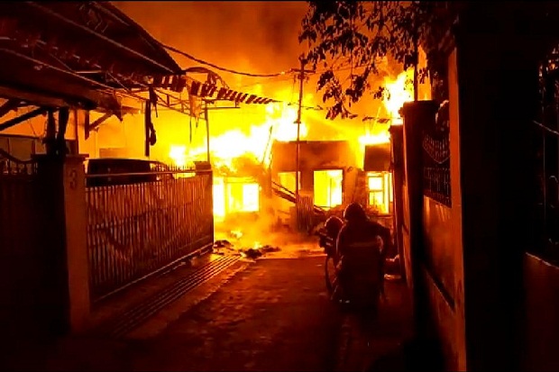 Api Mengamuk di Jalan Astanaanyar Ludeskan Enam Rumah
