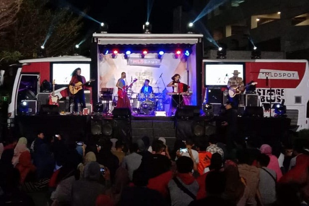 Kawula Muda Cirebon Sambut Antusias Konser Musik Jazz di Pelataran Mal